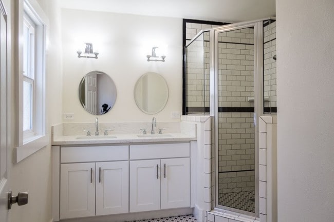 Primary en suite Bath - 1719 W 39th St