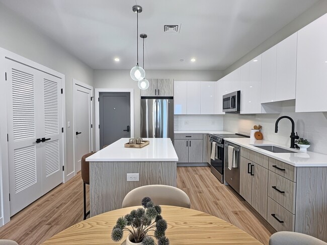 1305 HYDE PARK