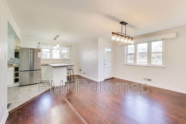 Photo - 1915 Henry Rd