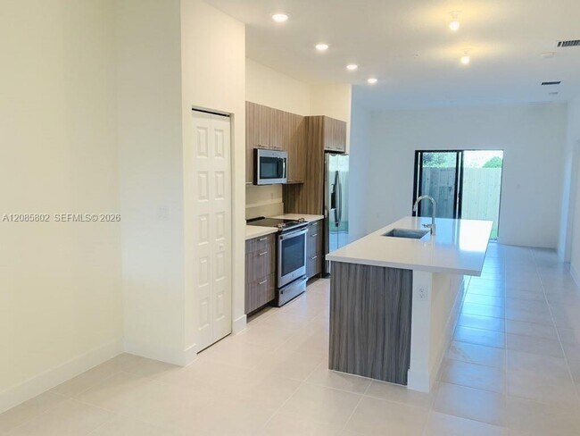 Building Photo - 8151 NW 104th Ave Unit 4