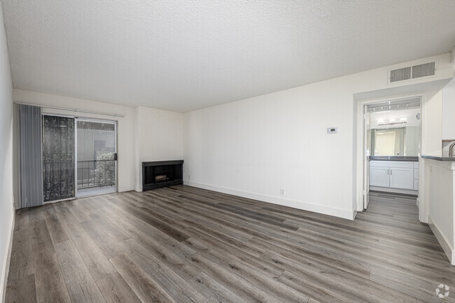 1BR, 1BA - 766SF - Living Room