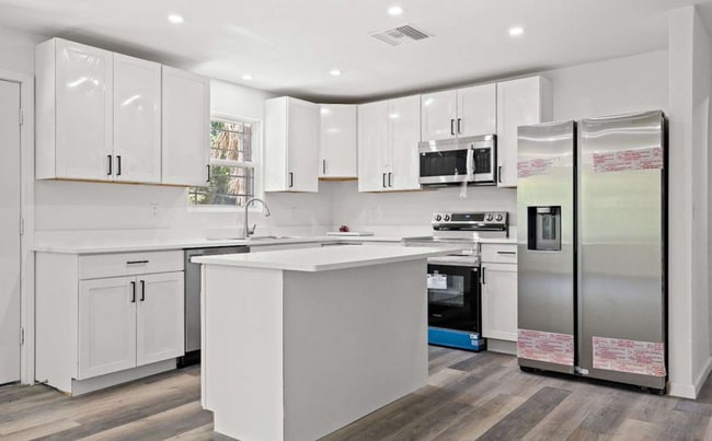 Photo - 739 NW Palm Dr