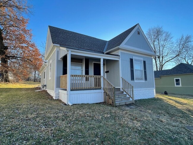 2 Bed 1 Bath House w 1 Car Garage - 2 Bed 1 Bath House w 1 Car Garage