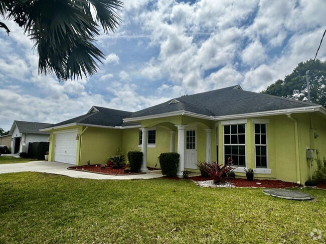 Building Photo - 1658 SW Import Dr Rental