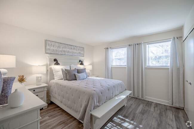 2 habitaciones, 1,5 baños, 968 pies cuadrados - Modelo - Dormitorio - Seven Oaks Townhomes