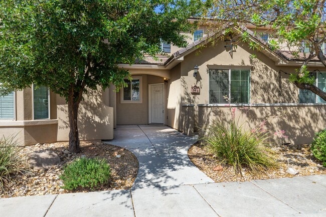 Building Photo - 3 bedroom, 2.5 bathroom St. George Home