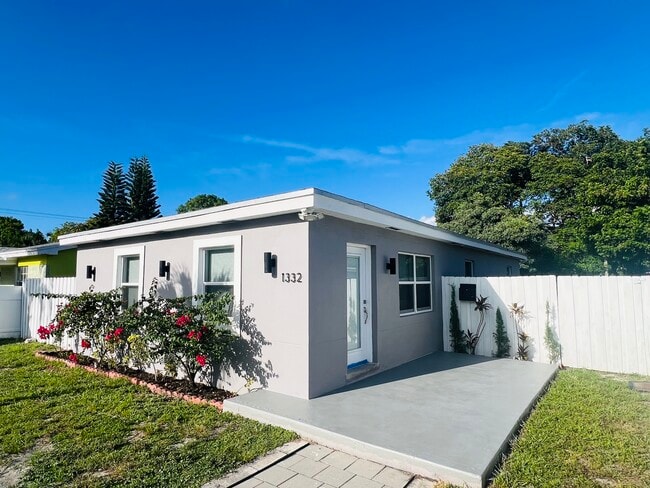 Building Photo - 1332 NW 3rd Ave Rental