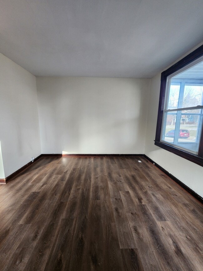 Photo - 2259 Schroeder St