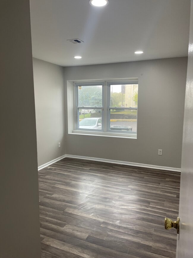 Bedroom 2 - 700 N Franklin Blvd Unit 1003