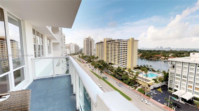 Photo - 5601 Collins Ave Unidad 1225