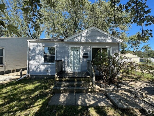 Building Photo - Renovated Cozy Two Bedroom Home