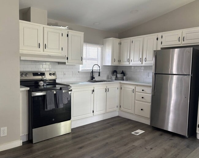 Photo - 489 Yolanda St