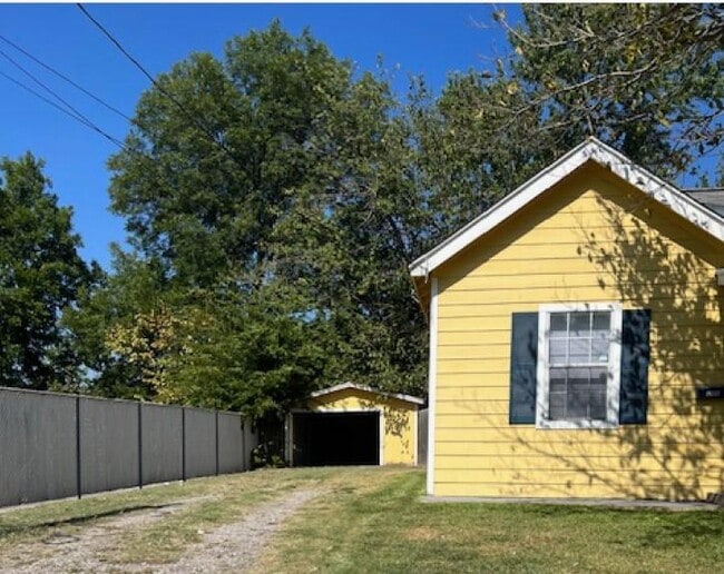 Photo - 1505 Maloney St