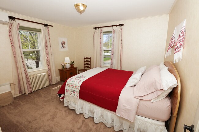 27 Commonwealth Ave Unit Ukrainian Furnished Home