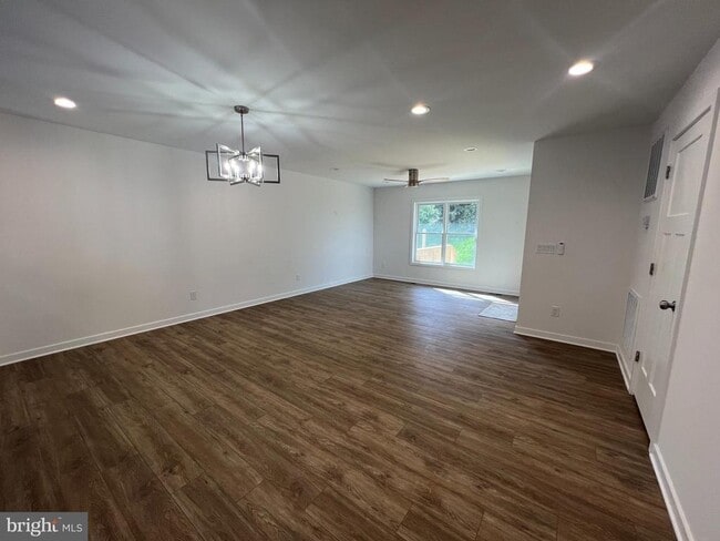 Building Photo - 352 W 11th St