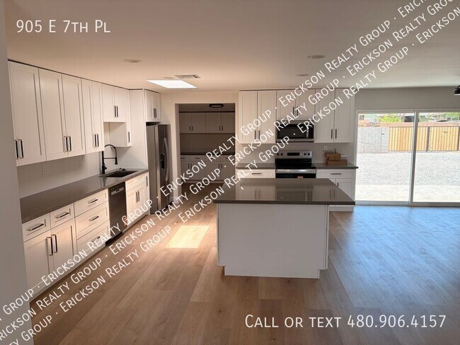 Photo - 905 E 7th Pl