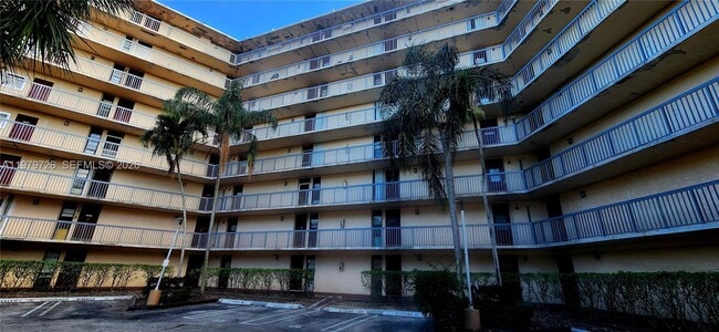 Building Photo - 3301 N Country Club Dr Unit 211