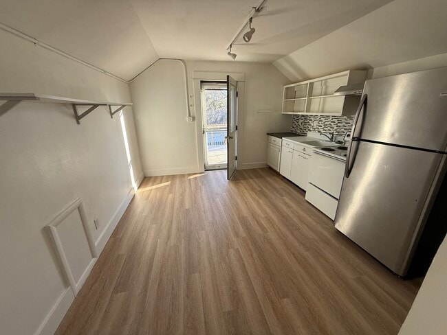 Building Photo - 316 E Peach St Unit 316 E Peach  3