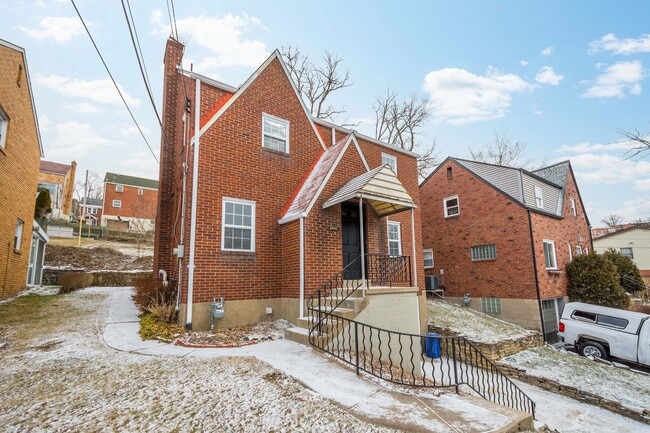 Photo - AVAILABLE JUNE 1ST!! 3 BEDROOM IN CARRICK!