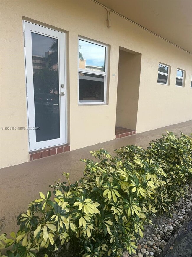 Building Photo - 1350 Atlantic Shores Blvd Unit 305