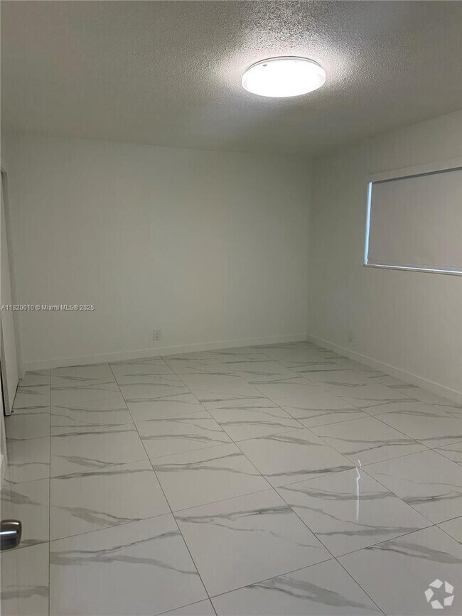 Building Photo - 105 NE 12th Ave Unit 2 Rental