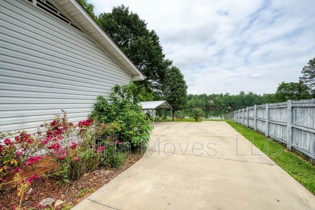 Photo - 1760 Memorial Dr Ext