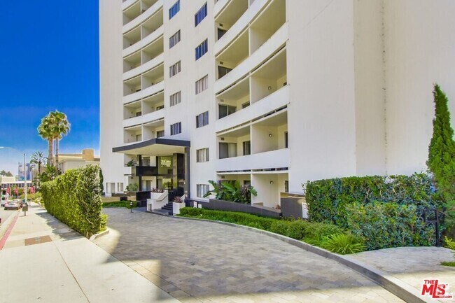 Building Photo - 7250 Franklin Ave Unit 305 Rental
