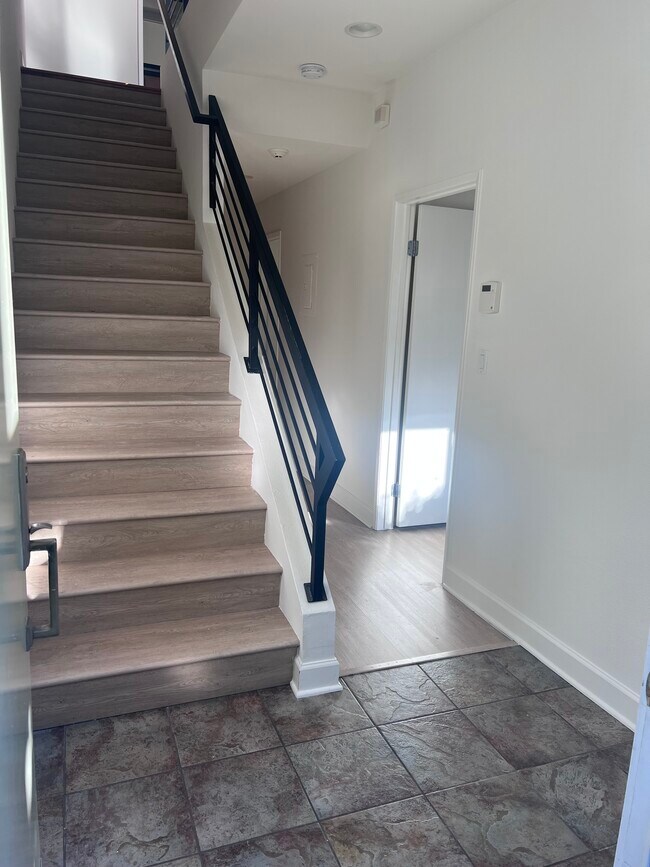 entry - 14907 Moorpark St Townhome