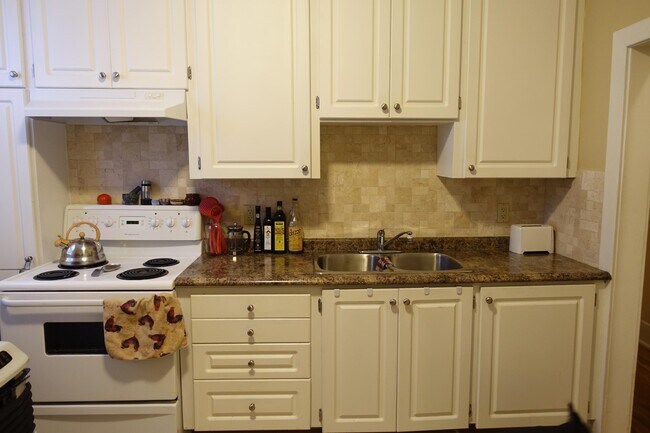 Photo - 12 Barton St W