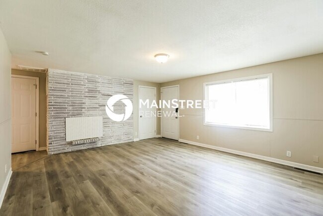 Photo - 3 Bedroom Pet-Friendly Home in Overland Park, KS with Main Street Renewal