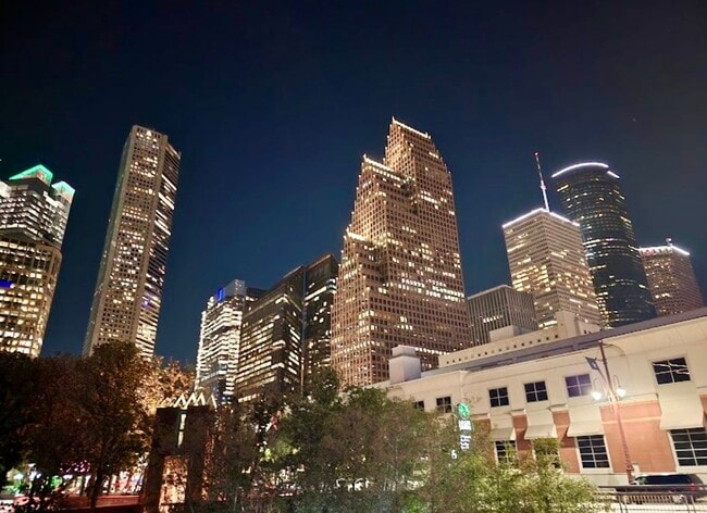 Photo - 2010 St Charles St