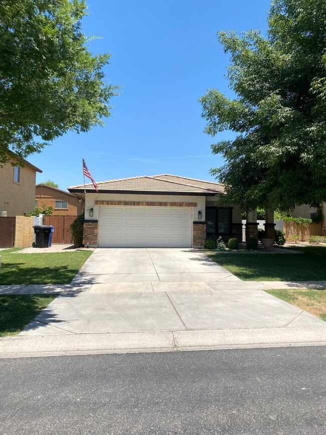 Building Photo - **BEAUTIFUL 3BEDROOM/2BATHROOM HOME LOCATE...