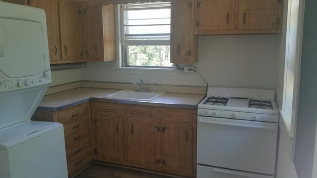 Building Photo - 52 Raymond St Unit B Rental