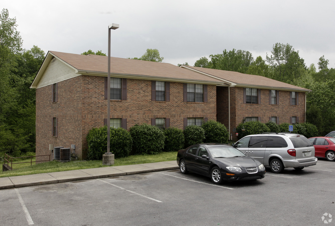 Roundtree Manor - Roundtree Manor Apartments