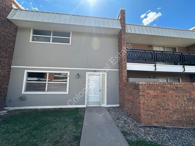 Building Photo - Gorgeous Multi-story Townhouse with Washer...