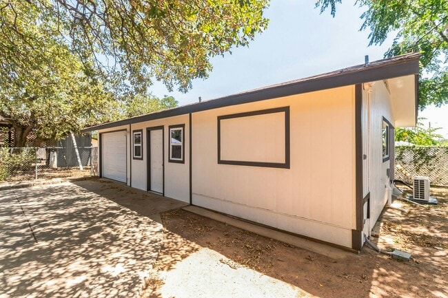 Photo - 124 E Castlebriar Dr