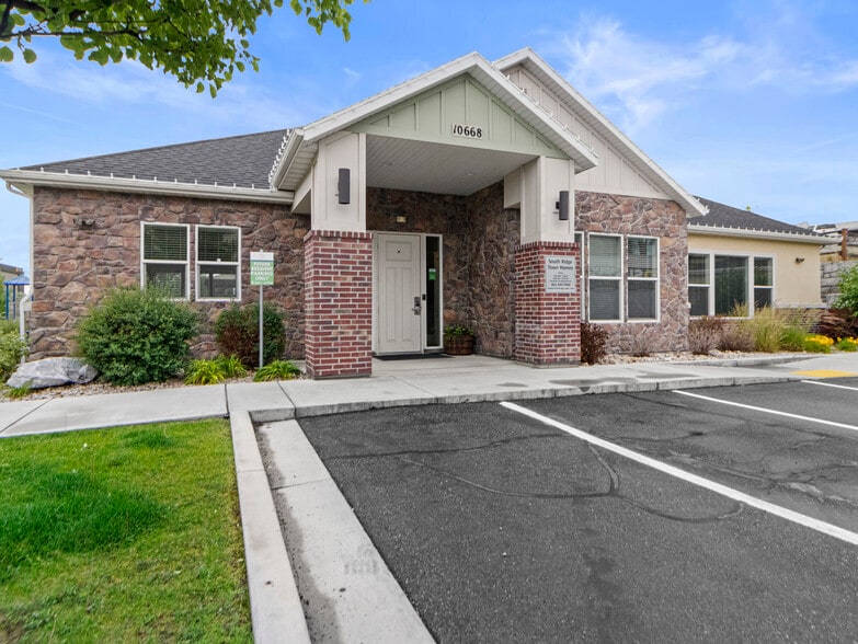 Clubhouse and leasing office