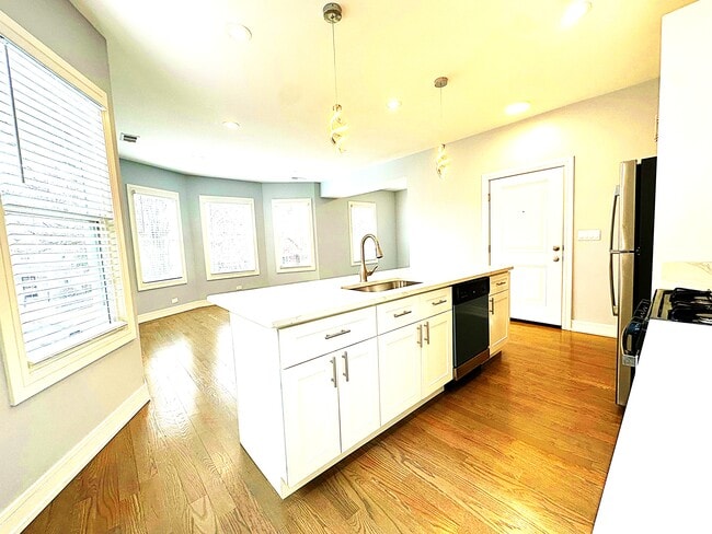 Photo - 5052 W Sunnyside Ave Unit 2
