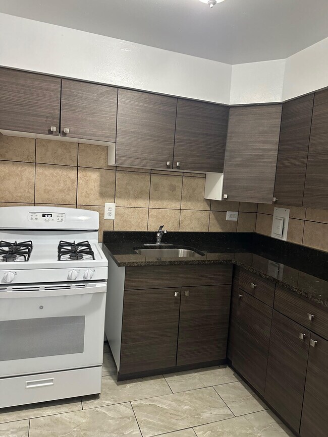 Building Photo - 1515 W Morse Ave Unit ONE BEDROOM - 209