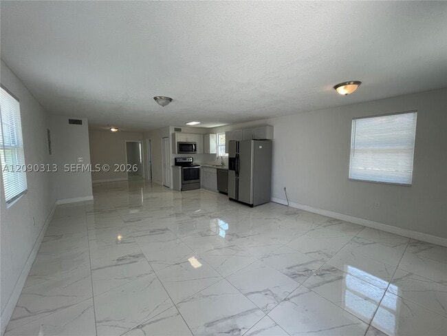 Building Photo - 6801 SW 13th St Unit 6805