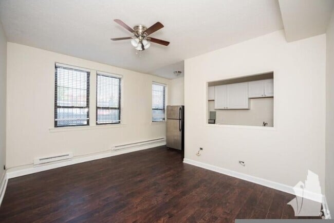 Building Photo - 0 bedroom in Chicago IL 60657 Unit 105 Rental