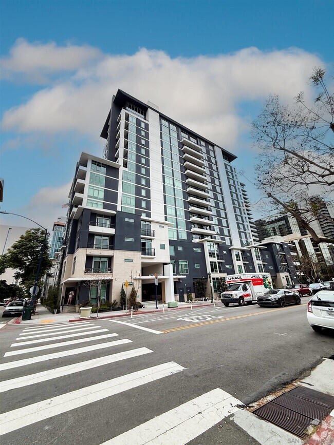 Building Photo - 425 W Beech St Unit 521 Rental