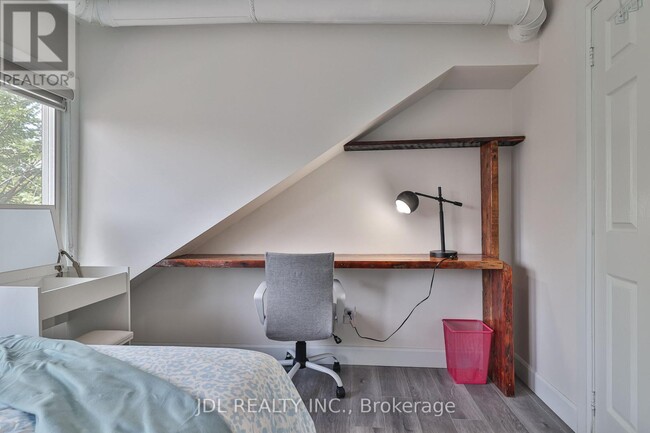 Photo - 5 Sorauren Ave Unité 7