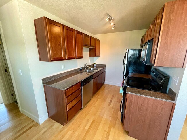 Photo - Modern Elegance with Bay Views: Charming 1... Unidad 204