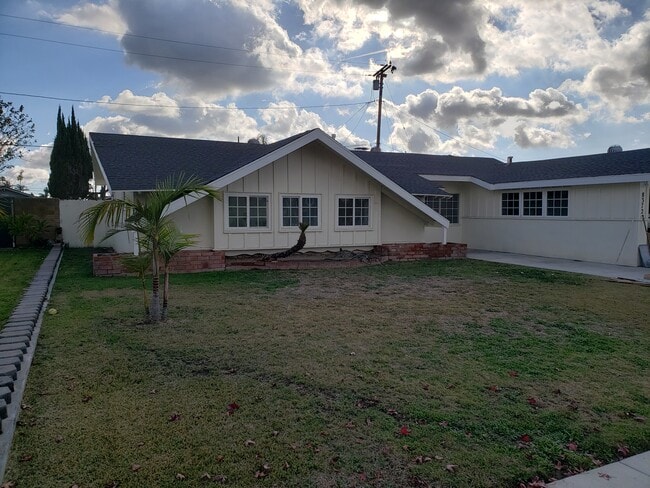 Building Photo - 8372 Cerulean Dr Rental
