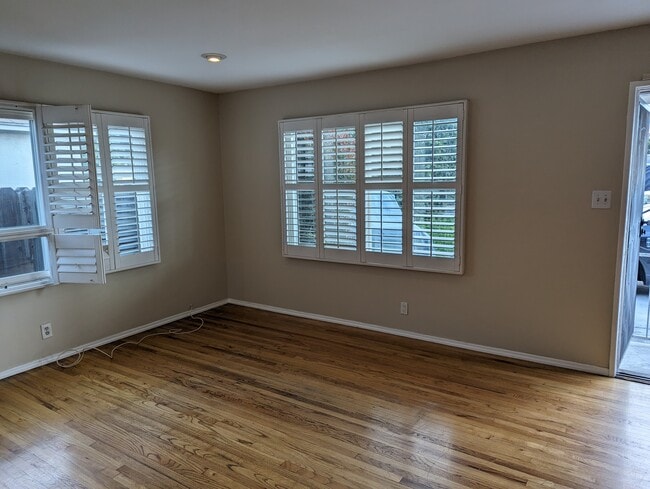 Photo - 16045 Leadwell St