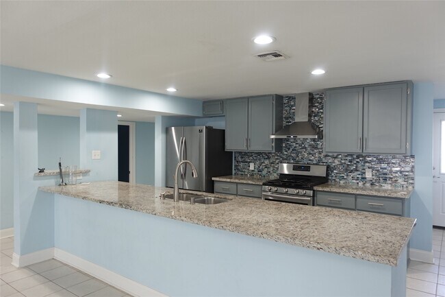 Photo - 1102 Winnie St