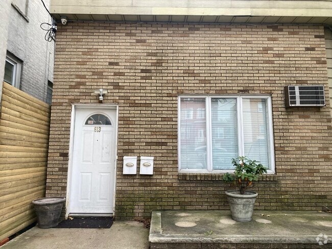 Building Photo - 613 12th St Unit 1 Rental