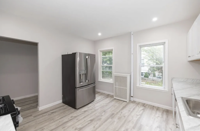 Building Photo - 9 Englewood Ave Unit Rooms Rental