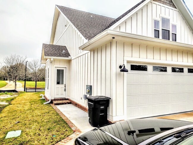 Building Photo - Great Carriage House in Southwood